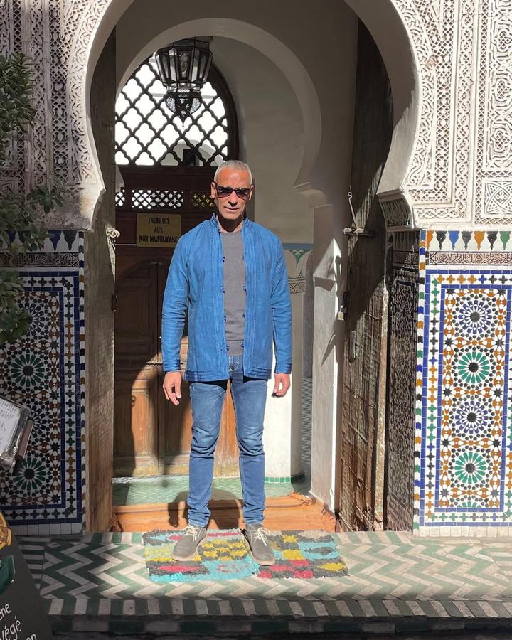 Adil, guide agréé, dans une porte à Marrakech