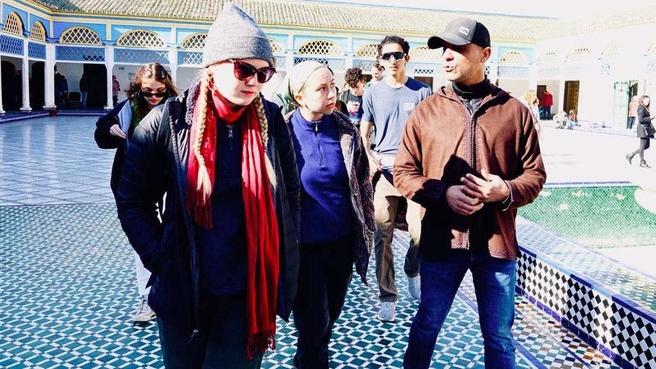 Adil guidant un groupe dans le palais de la Bahia
