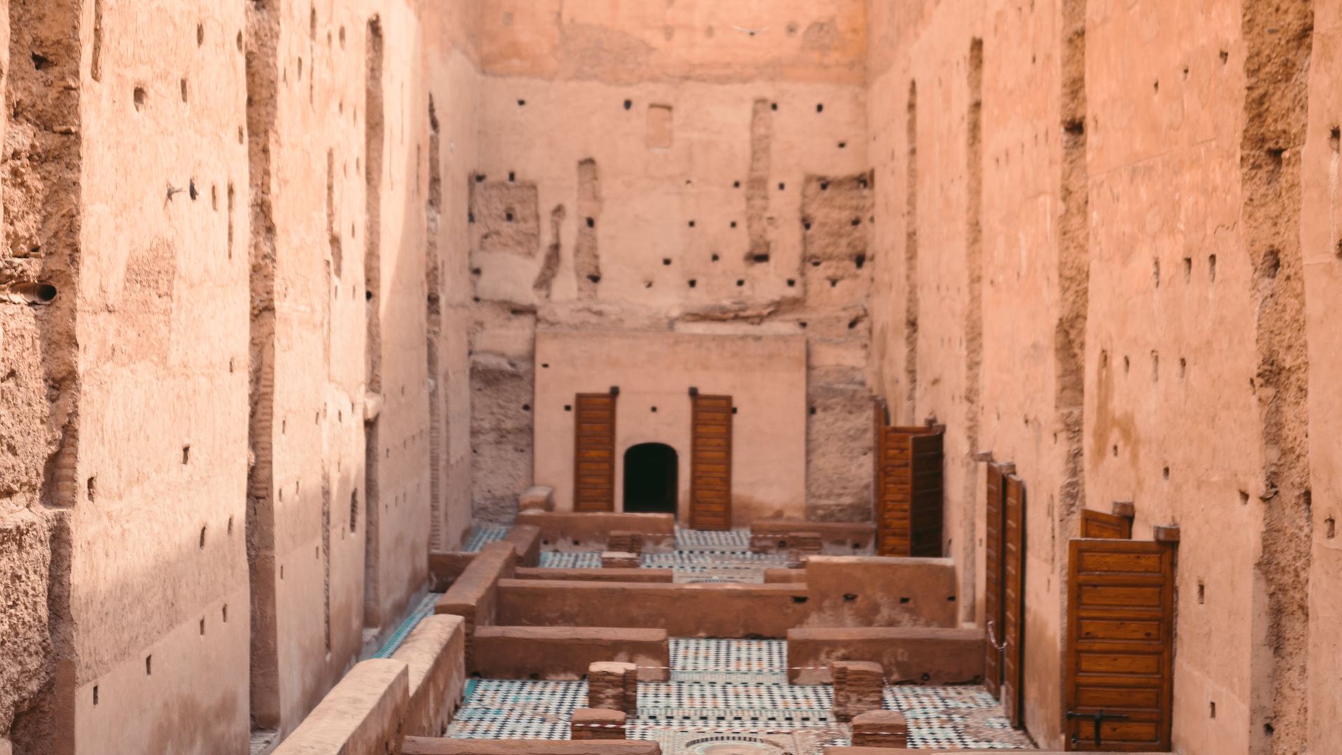 Les murs de terre du palais El Badi et ses sols de zellige