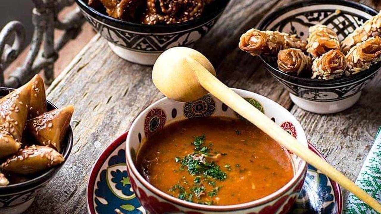 Harira, chebakia et pâtisseries marocaines sur une table