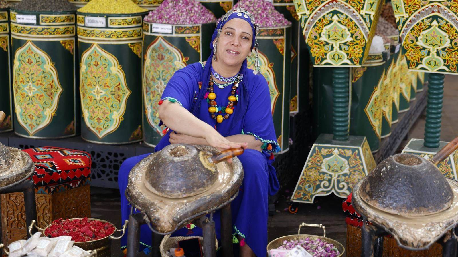 Une marchande d’épices et de roses séchées dans les souks de Marrakech