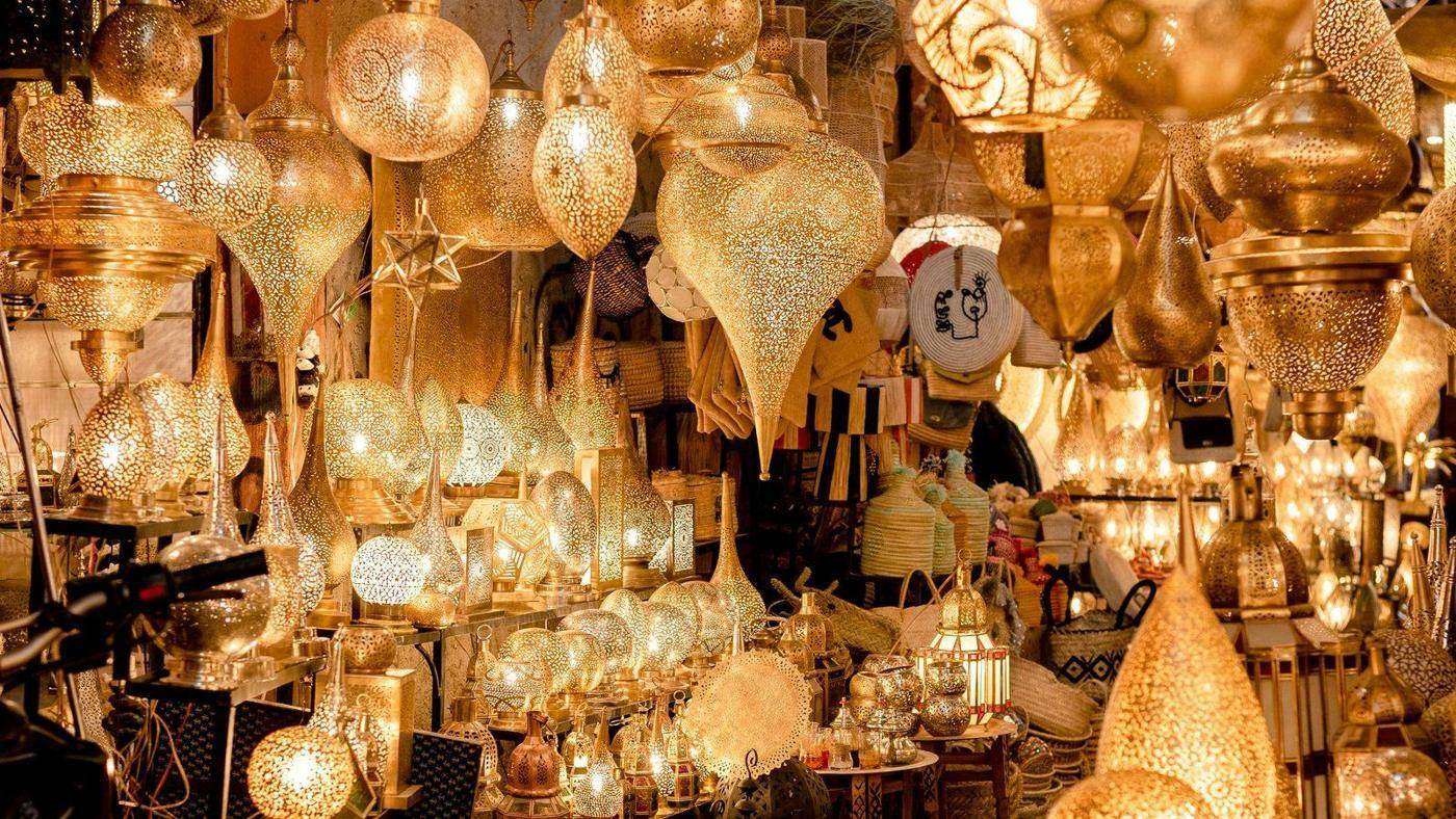 Des lanternes de cuivre ciselé suspendues dans une ruelle des souks