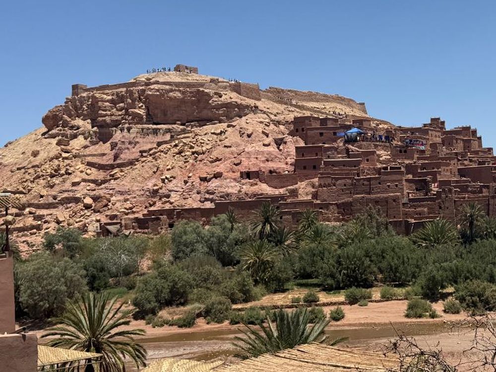 Le ksar d’Aït Ben Haddou, la rivière Ounila et la vallée en arrière-plan