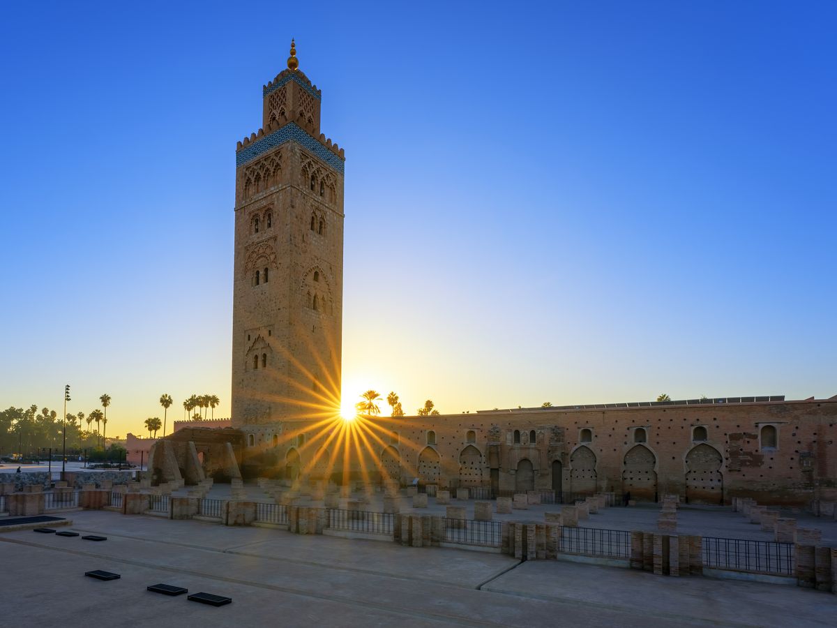 Le minaret de la Koutoubia au lever du soleil, au-dessus de Marrakech