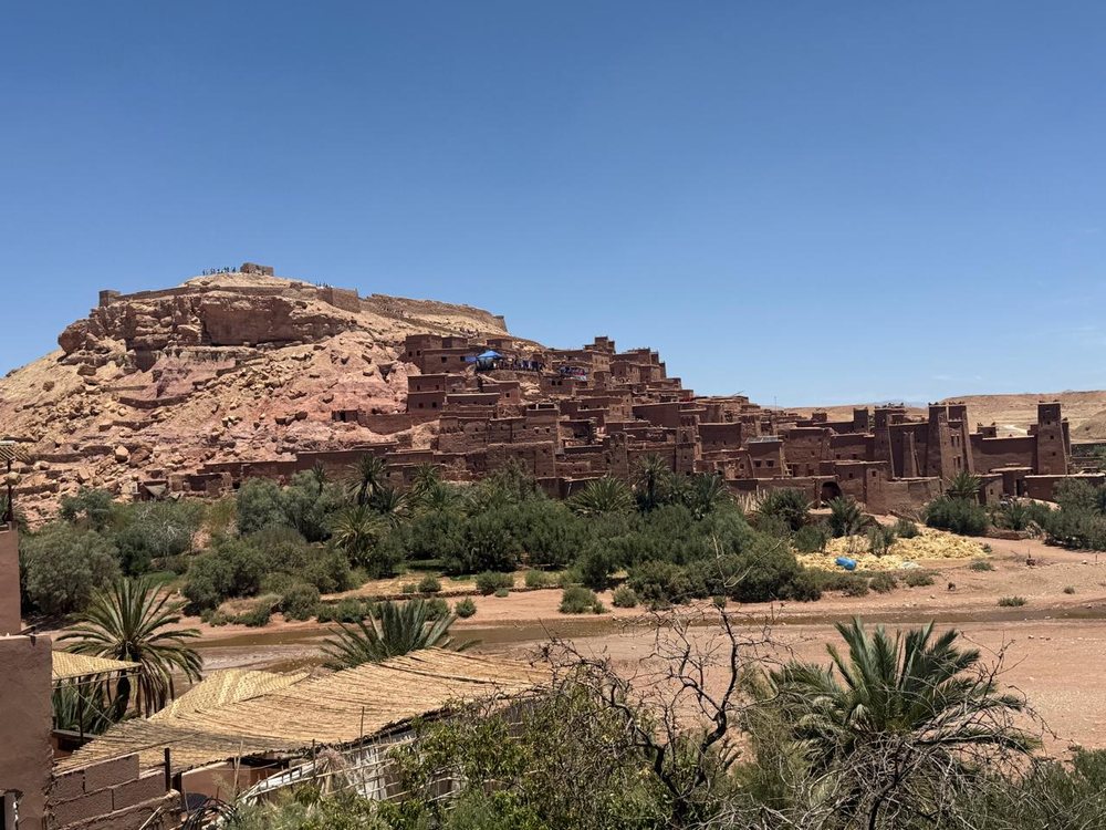 Le ksar de terre d’Aït Ben Haddou au-dessus des palmiers