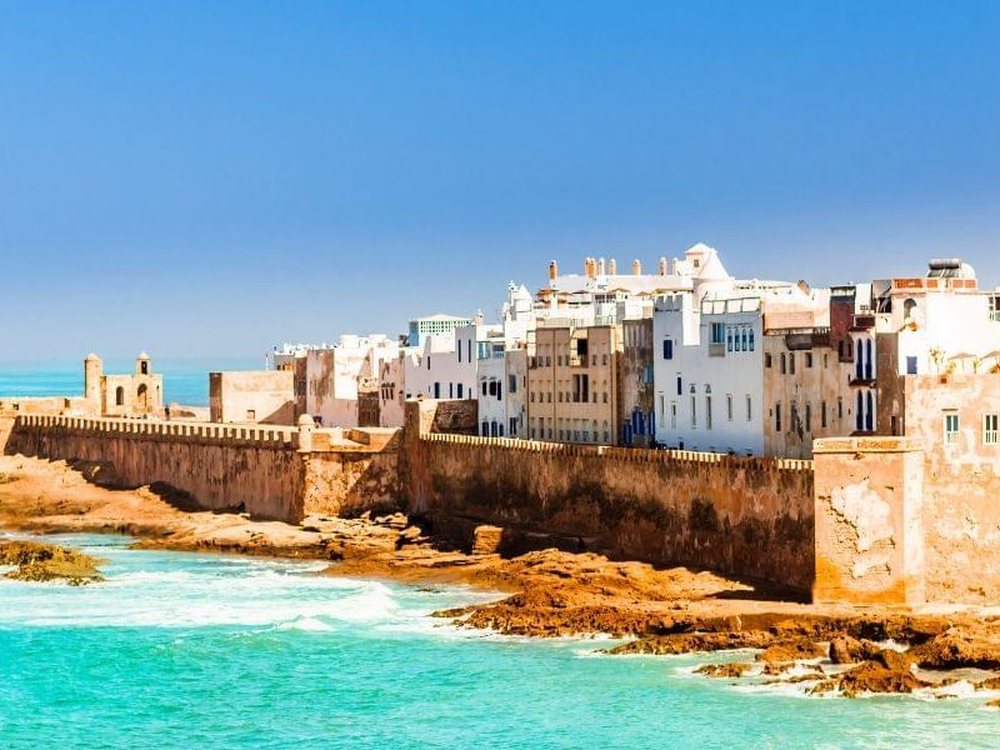Les remparts d’Essaouira et sa médina blanche au bord de l’Atlantique