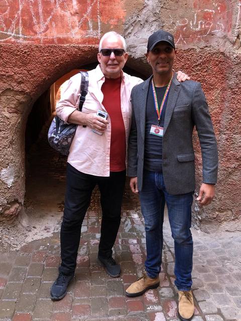 Adil, portant sa carte officielle de guide, avec un visiteur