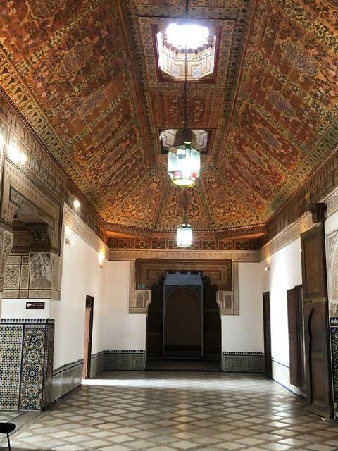 Un plafond de cèdre peint dans un palais de Marrakech