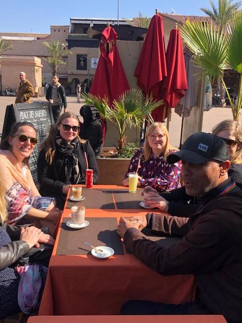 Adil et un groupe autour d’un café sur une terrasse de Marrakech