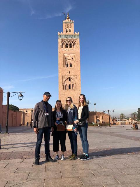 Adil avec trois visiteuses devant la Koutoubia