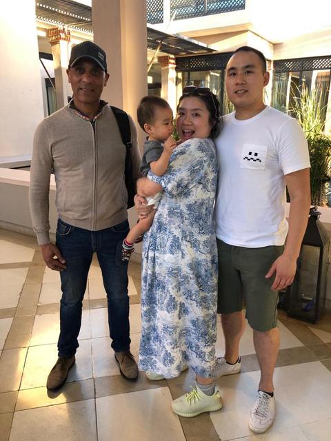 Adil avec une famille et leur bébé à leur riad