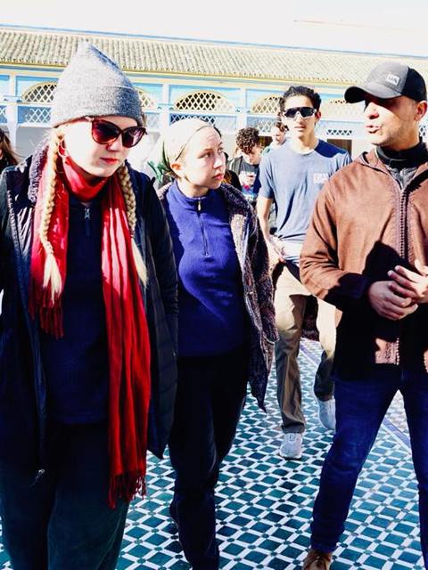 Adil guidant un groupe dans le palais de la Bahia