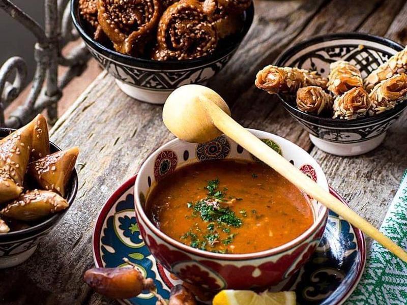 Harira, chebakia et pâtisseries marocaines sur une table