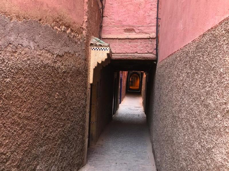 Une ruelle rose étroite dans la vieille médina de Marrakech
