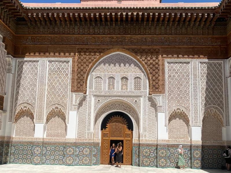 La cour sculptée de la médersa Ben Youssef à Marrakech